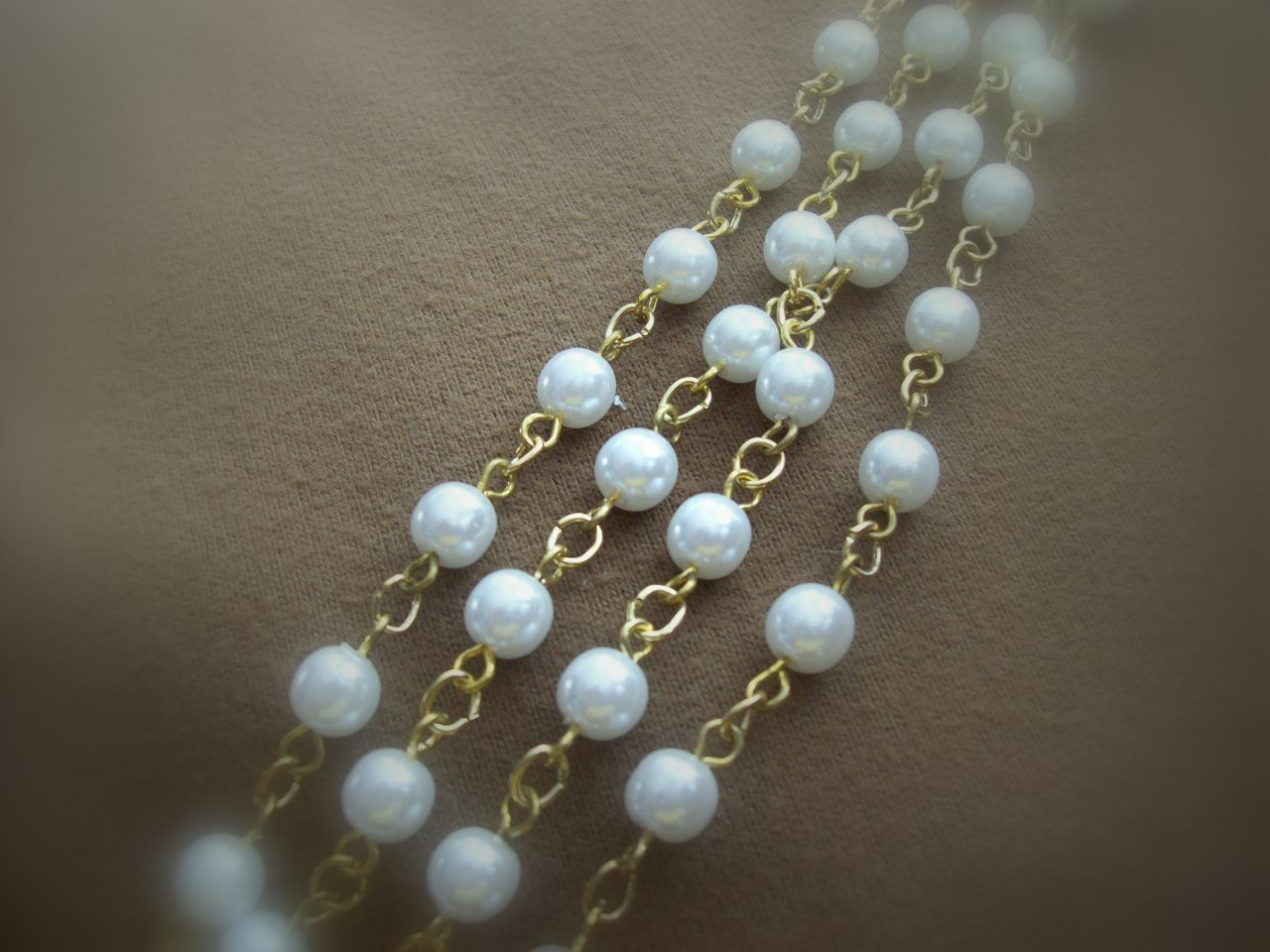 Gold plated chain with 6mm glass pearls